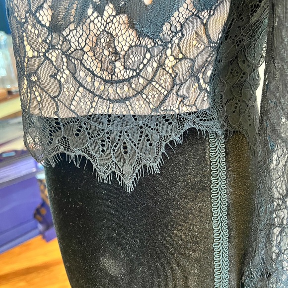 Elegant Black Laced Long Sleeve Crop Blouse with Fitted Design - Picture 4 of 6